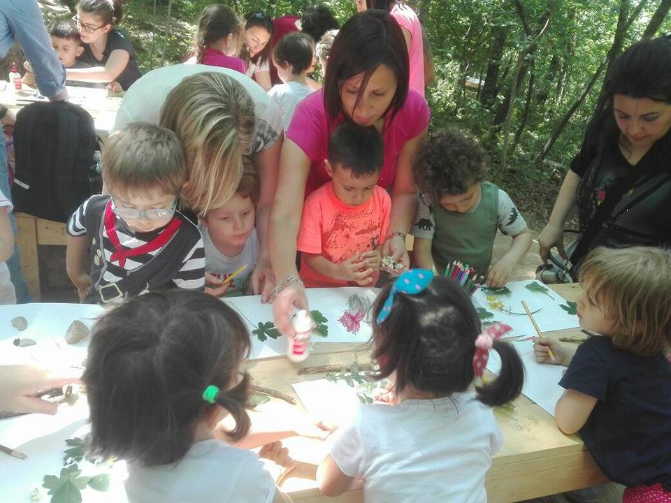 Bambini impegnati in un laboratorio creativo
